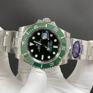 The 1:1 replica of the Super Clone Rolex Submariner Green watch, equipped with the Swiss 3135 movement, is exquisitely crafted and features rapid global delivery.