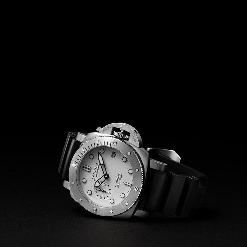 4 Top clone Panerai 1:1 replica of the Submersible PAM01590 42mm